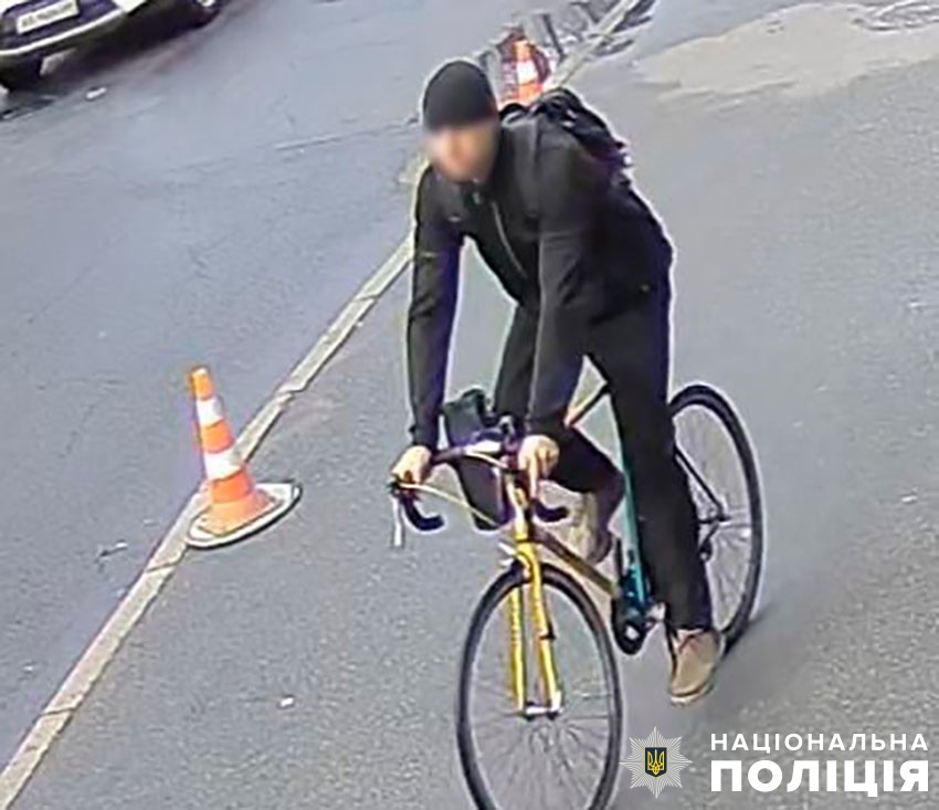 У столиці суд призначив покарання велосипедисту, який обливав перехожих фарбою у Подільському районі
