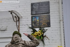 В Авіакосмічному ліцеї імені Сікорського встановили меморіальну дошку льотчику, з подвига якого розпочалася легенда про “Привида Києва”