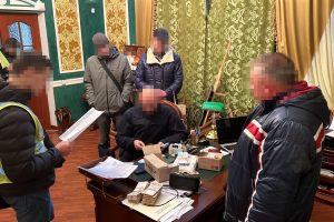 Столичного чиновника викрили на вимаганні хабаря за надання в оренду приміщення