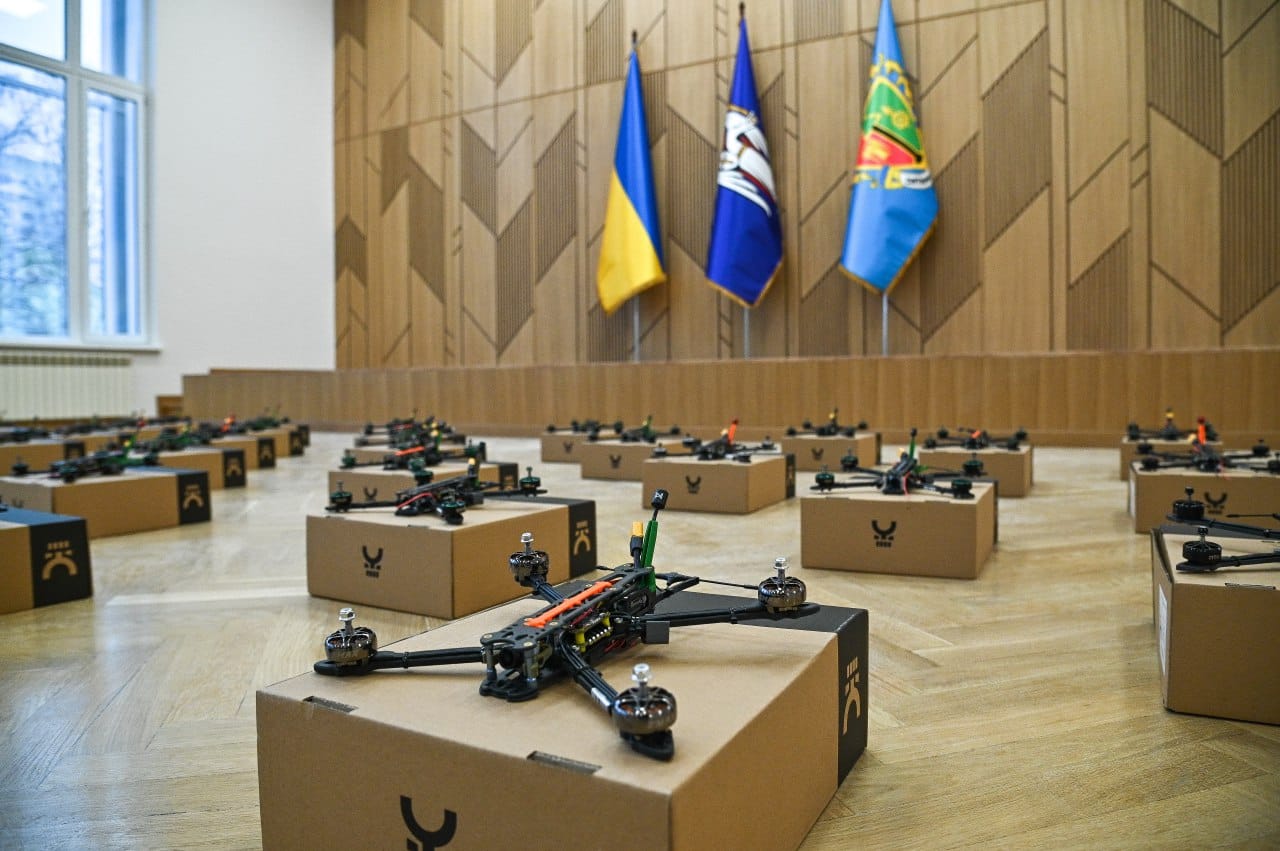 Святошинська РДА відзвітувала про реалізацію проєкту “100 дронів для ЗСУ” (фото)
