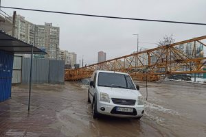 Через падіння будівельного крану у Дарницькому районі затопило проїжджу частину