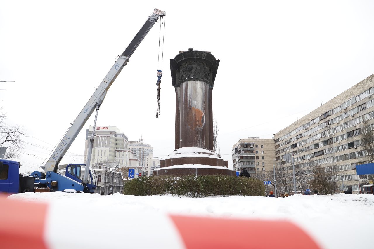 Щорса з конем прибрали з бульвару Шевченка у Києві за 6 годин (фото)