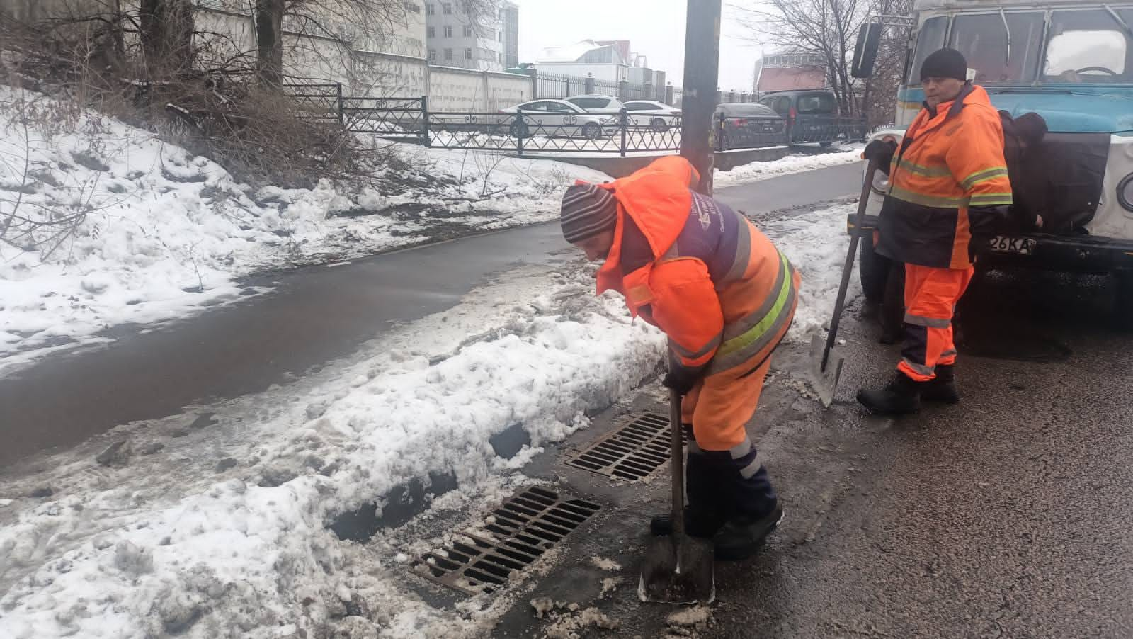 Дорожники у столиці очищують решітки зливоприймачів, щоб тала вода не затопила вулиці