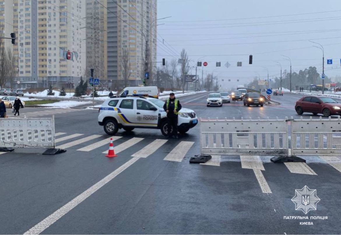 Через падіння уламків перекрито рух транспорту на проспекті Алішера Навої до вулиці Петра Запорожця