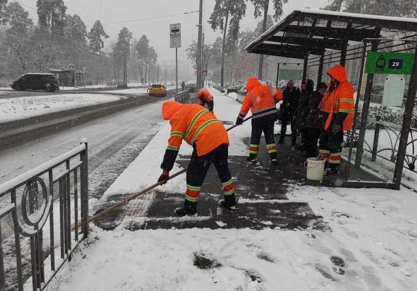 В столиці сніг прибирають 420 одиниць техніки та понад 4,5 тисячі співробітників для ручного прибирання