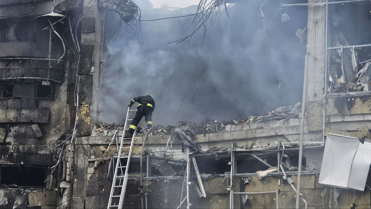 Щонайменьше чотири людини загинули, постраждав пологовий будинок та ТЦ через ракетну атаку рф на Дніпро (фото)