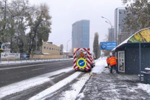 У Києві триває протиожеледна обробка вулиць