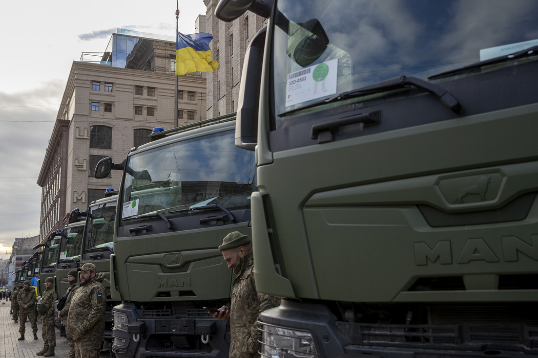 Столична громада передала 20 повнопривідних вантажних автомобілів MAN бійцям 241-ї окремої бригади ТрО