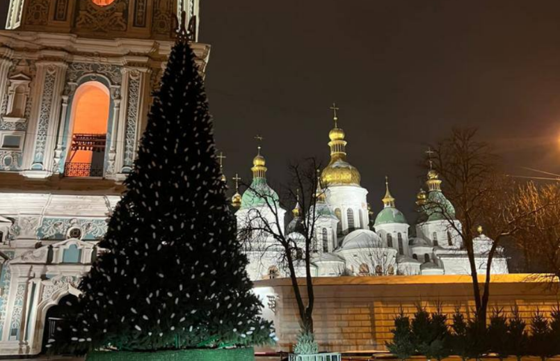 На Софіївській площі столиці змонтували новорічну ялинку