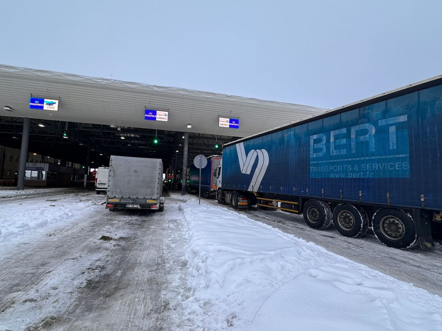 На польському кордоні тисячі вантажівок очікують на в'їзд в Україну по 110 годин