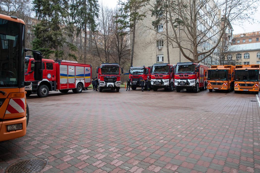 Київ отримав нову партію допомоги: Берлін передав 3 сміттєвози, а Лейпциг - 5 пожежно-рятувальних автомобілів (фото)