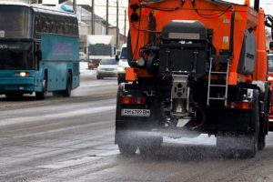 Для посипання доріг Подільського району столиці замовляють солі на 14 млн гривень