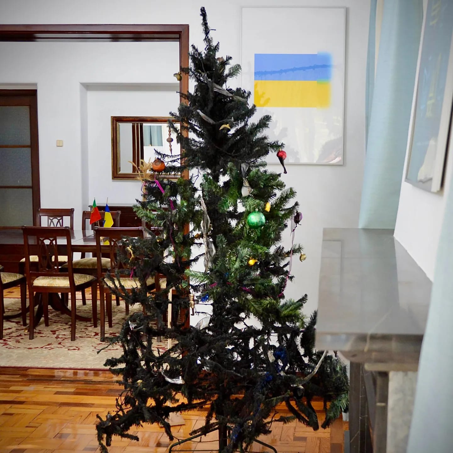 В українському посольстві в Португалії встановили спалену ялинку, щоб нагадати про російські екологічні злочини
