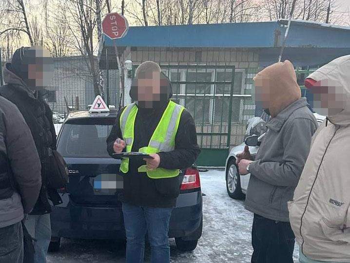 У столиці затримали працівників автошкіл, які “допомагали” скласти іспит водіям беручи за це понад 400 доларів