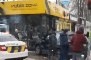 У Києві автівка зіткнулася із патрульними та влетіла в місцевий МАФ (фото, відео)