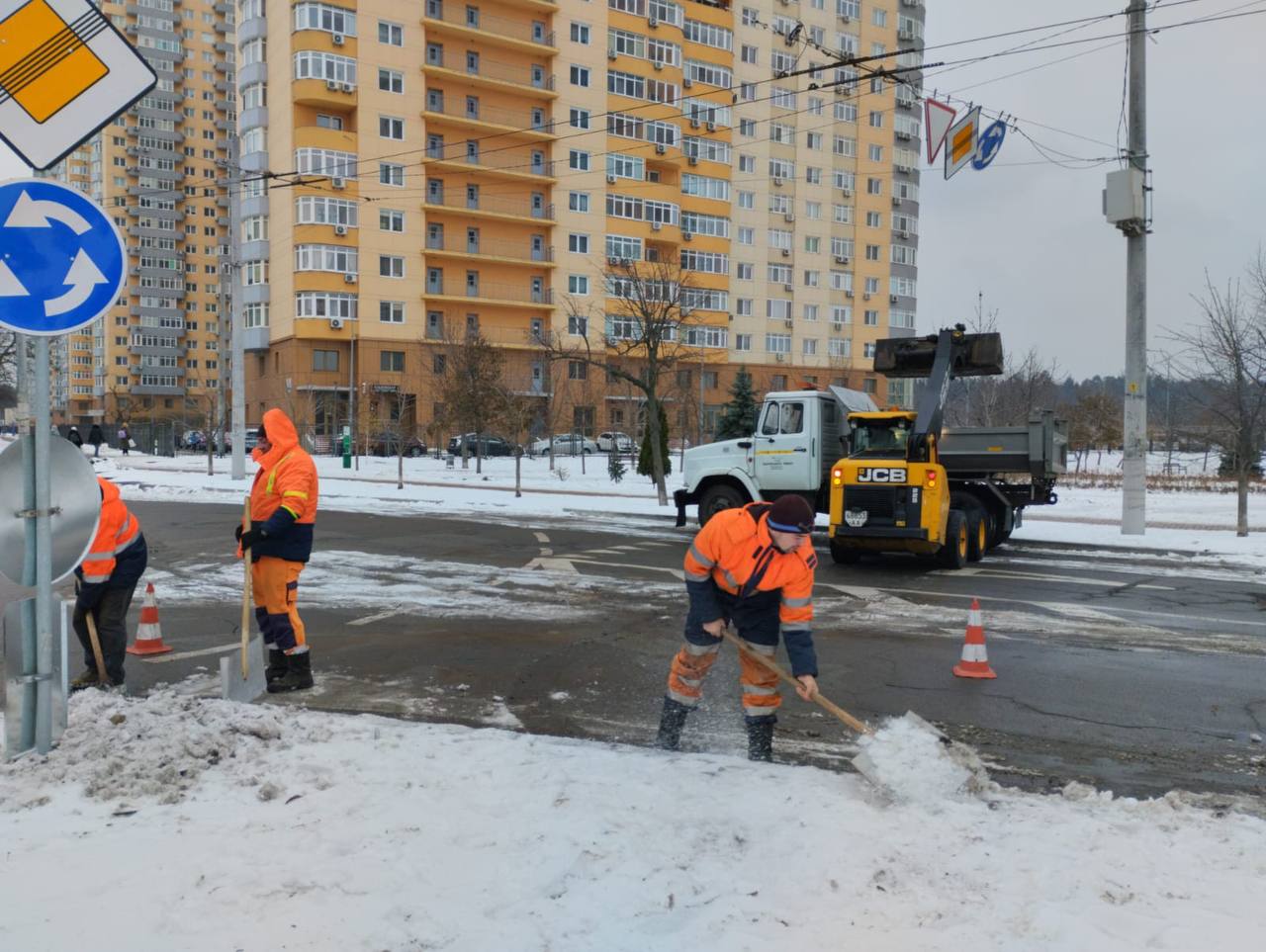 Ожеледицю у столиці долають 150 одиниць техніки “Київавтодору”