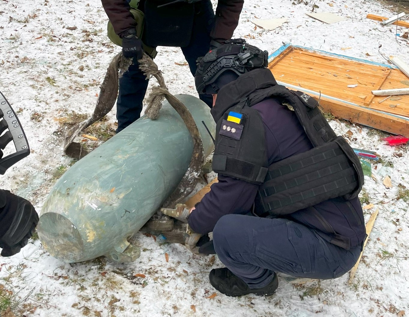 На столичному Святошино сапери вилучили з квартири бойову частину ворожої ракети (фото)