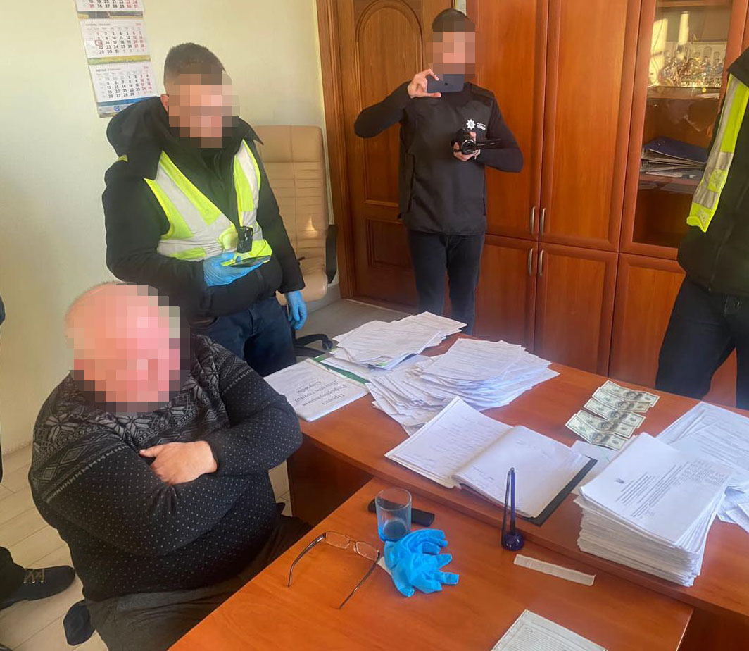У Києві затримано чиновника Держпродспоживслужби, який вимагав 500 доларів за експертизу червоної ікри
