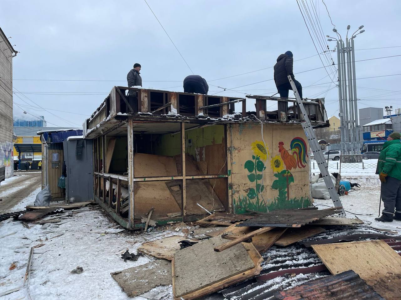 Столичні комунальники демонтують незаконні тимчасові споруди на вулиці Старовокзальній (фото)