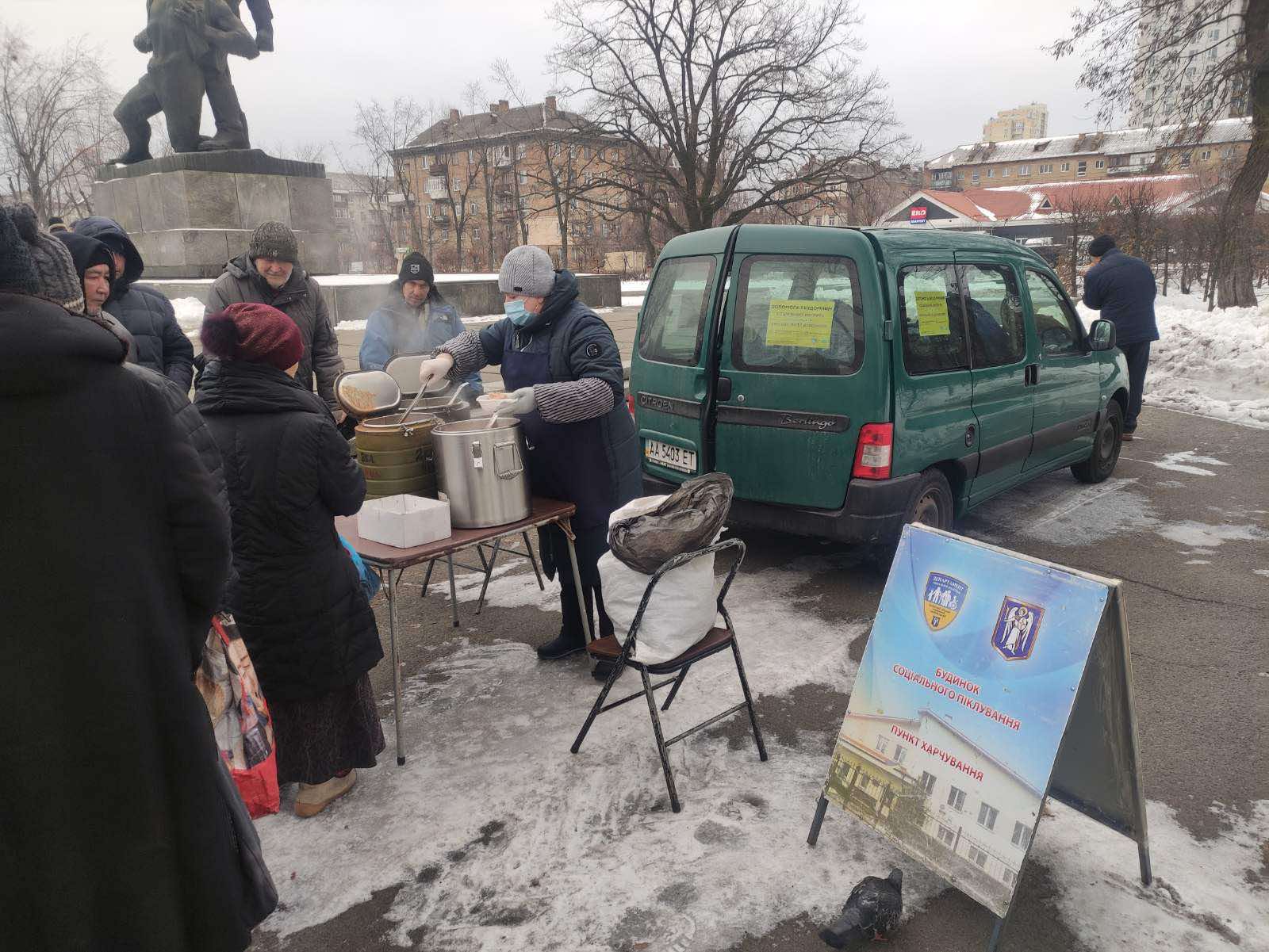 У Києві соціальний патруль від початку роботи роздав 8400 гарячих обідів