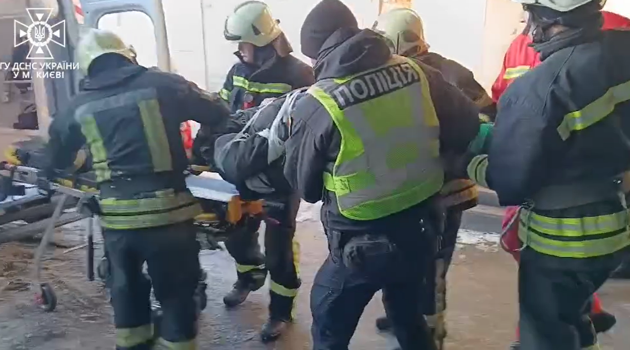 У Дніпровському районі столиці з ліфтової шахти врятували чоловіка (відео)