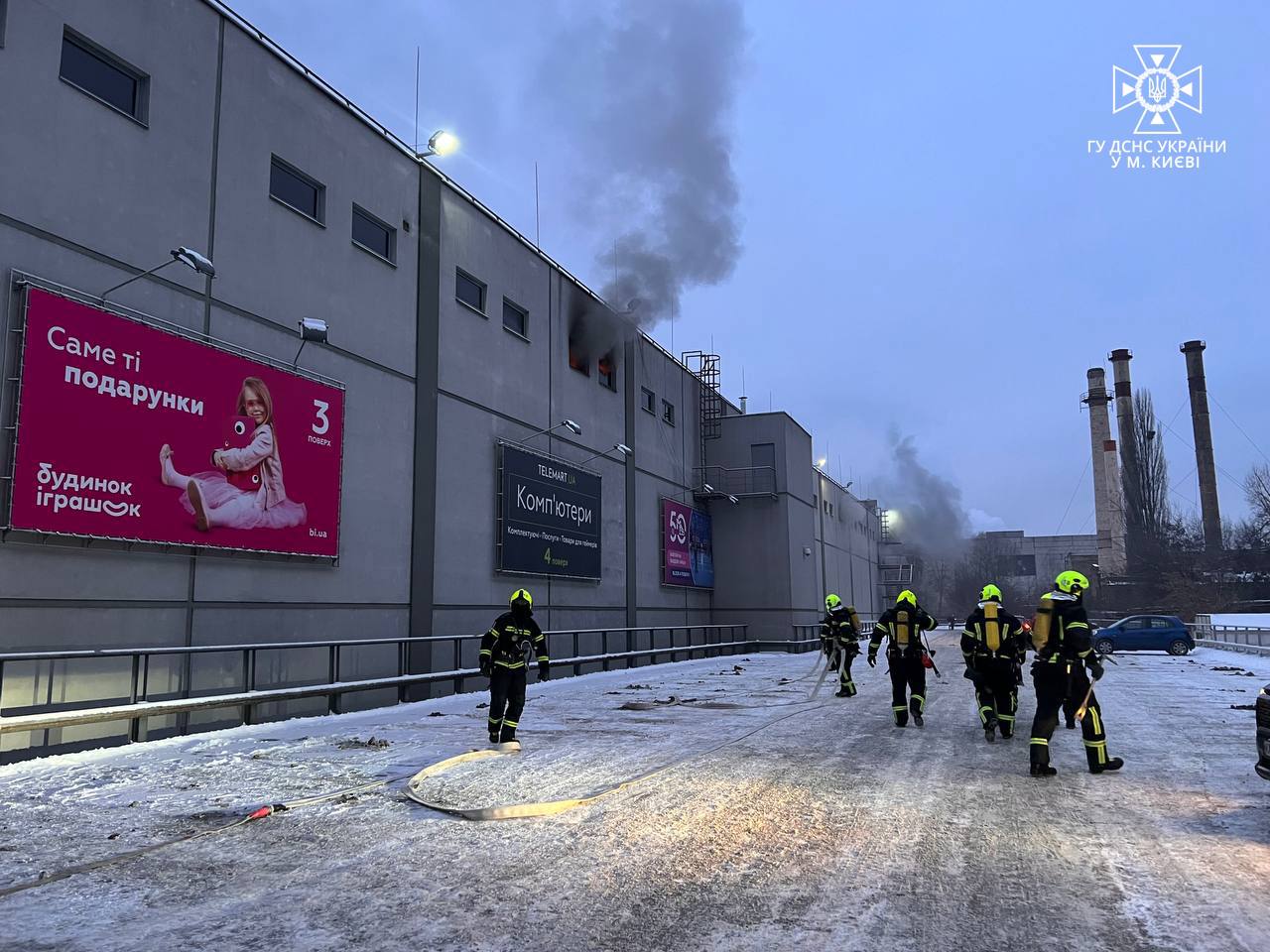 У Києві ліквідували пожежу в ТРЦ на вулиці Вадима Гетьмана, було евакуйовано понад 200 осіб (фото)