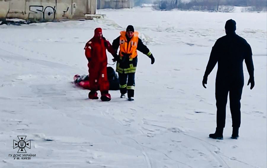 У Києві біля Південного мосту дістали чоловіка з крижаної водойми, але він помер дорогою до лікарні