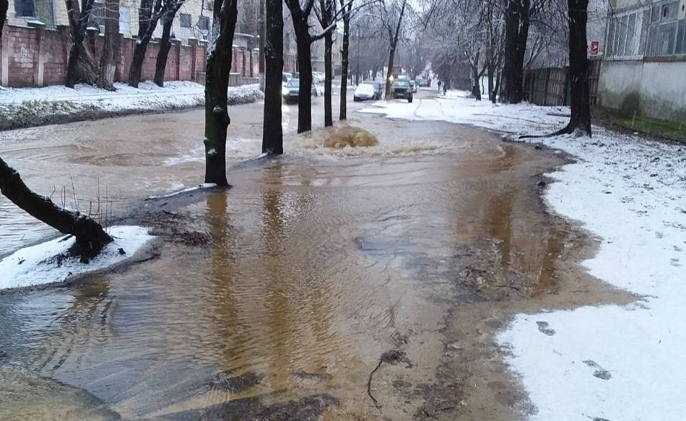 У Києві на вулиці Олекси Тихого внаслідок пошкодження водопроводу п’ять будинків залишились без води