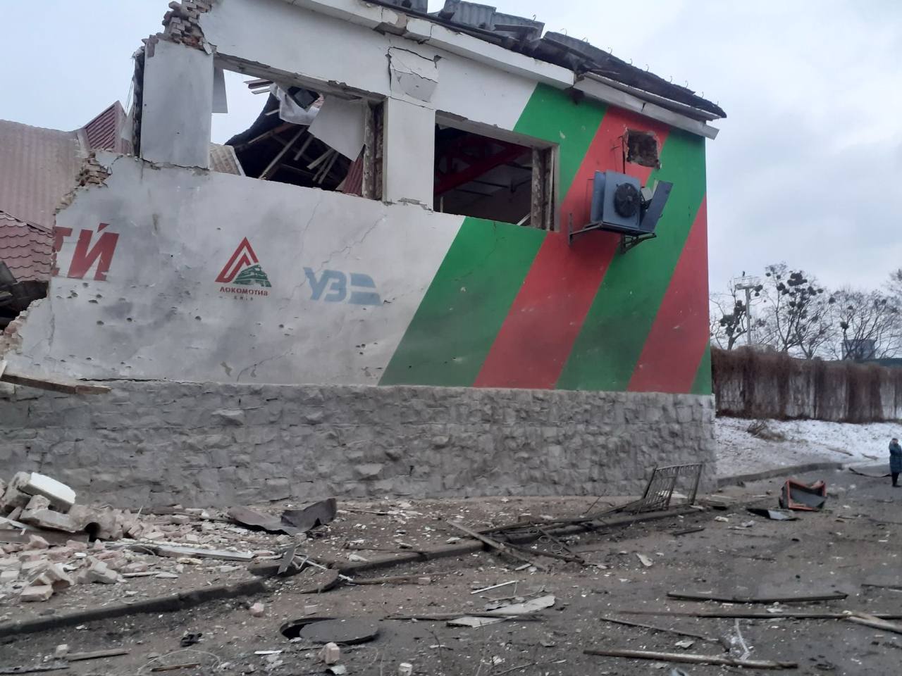 Внаслідок обстрілу пошкоджено спортивний комплекс Укрзалізниці в Києві (фото)