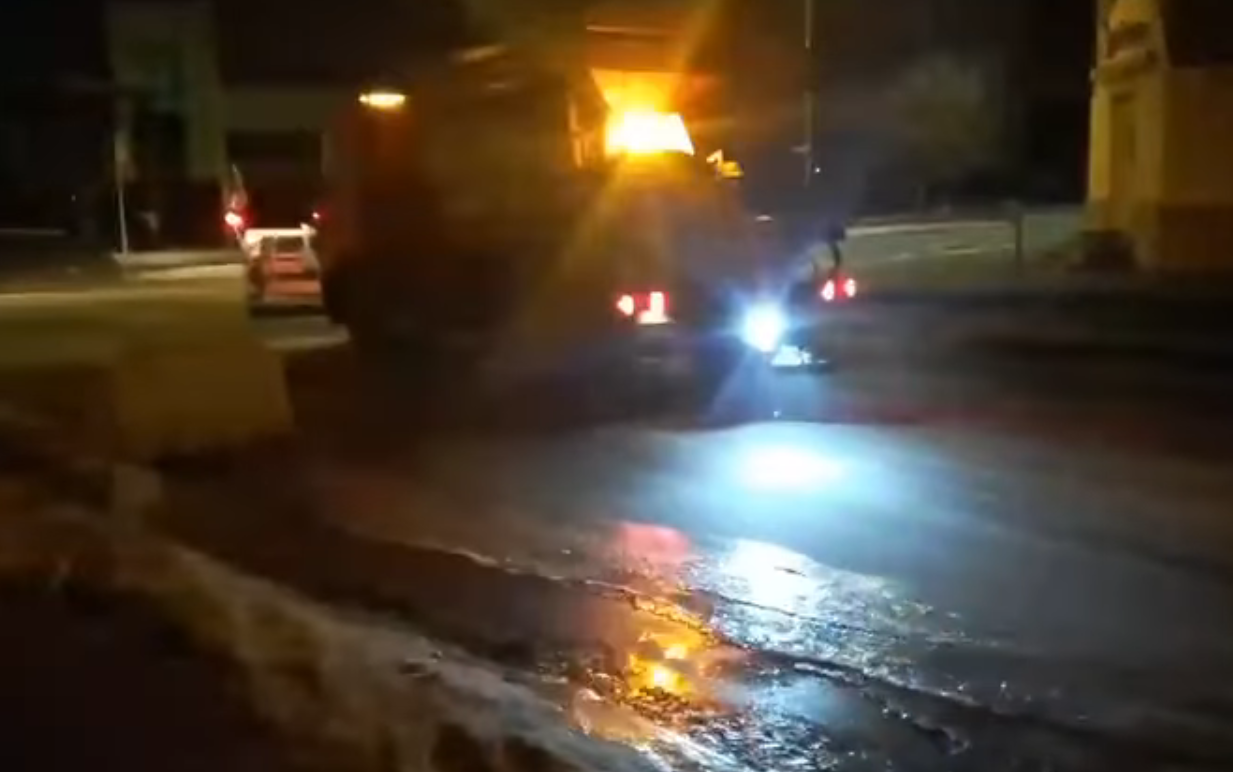 Рух вулицею Оболонською перекрито через аварію на водопроводі (відео)