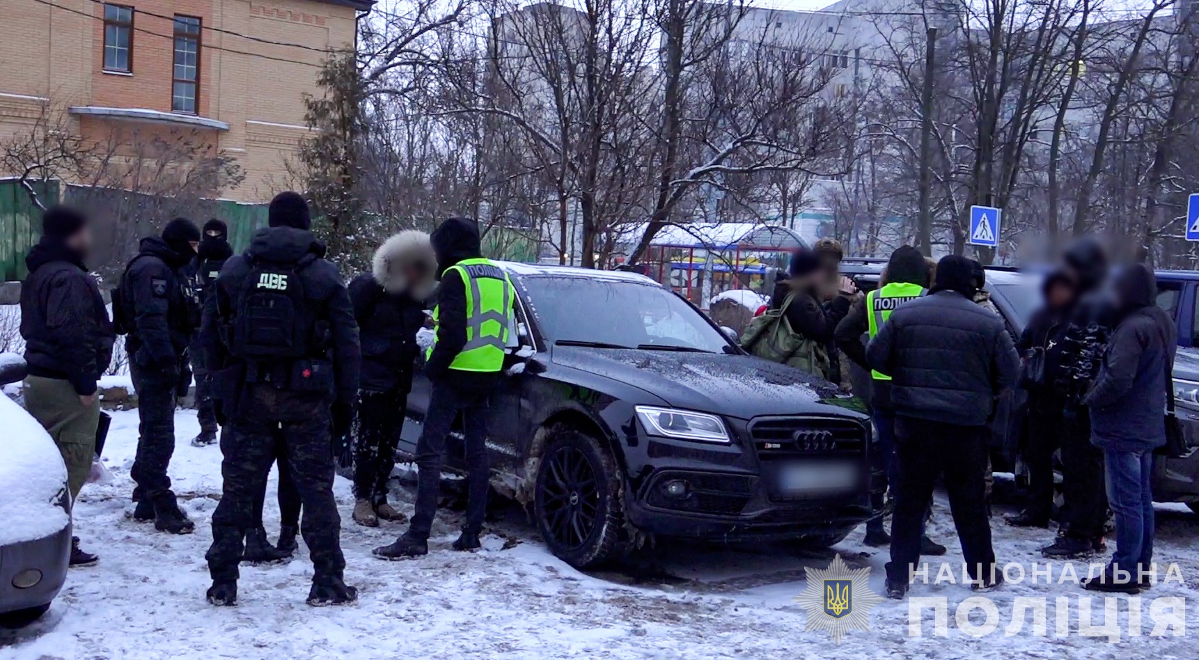 У Києві ліквідували угруповання, яке в комендантську годину постачало наркотики та повій для vip-клієнтів (фото, відео)