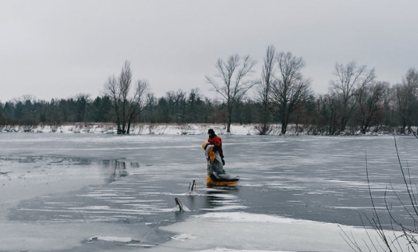 В Оболонському районі столиці водолази врятували чоловіка з-під криги (фото, відео)