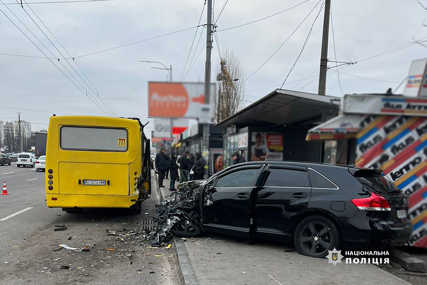 У Києві на Кільцевій дорозі автівка на смерть збила чоловіка на зупинці громадського транспорту