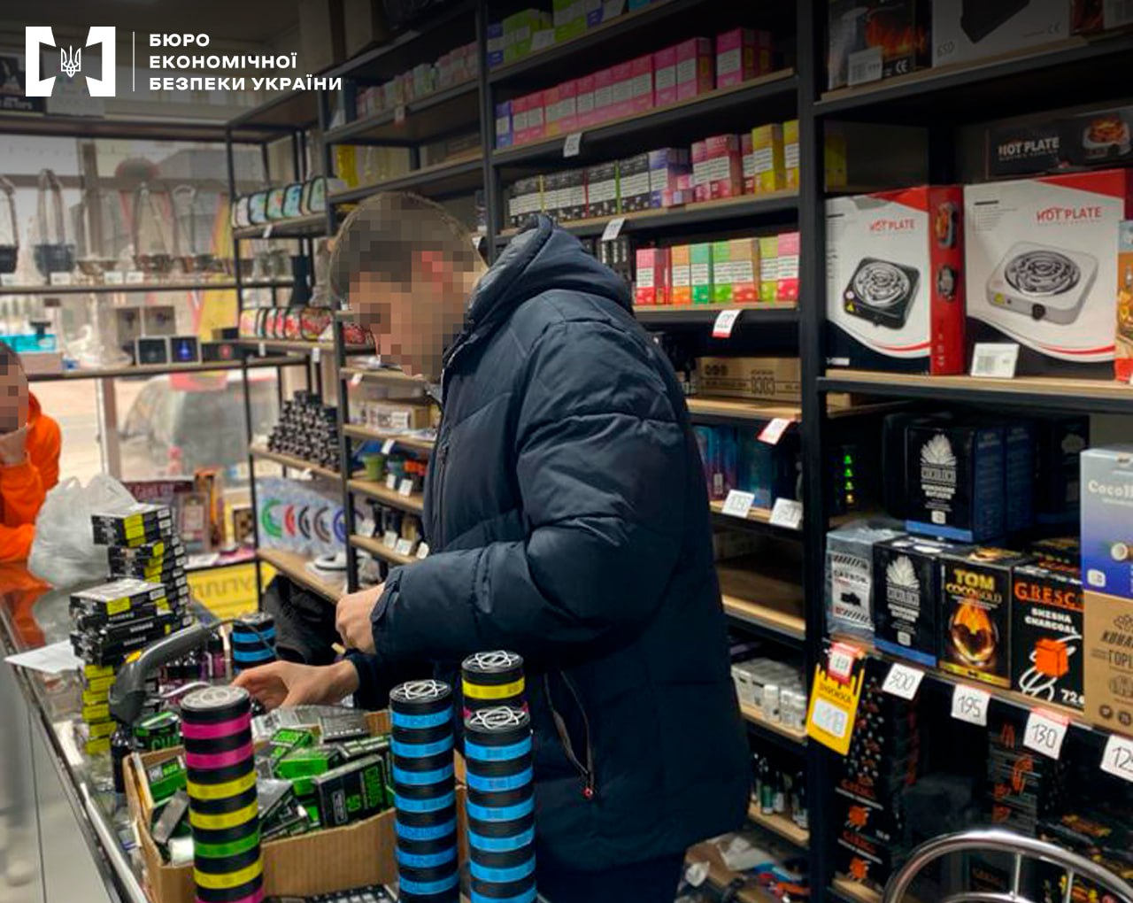 Правоохоронці Київщини викрили групу осіб, які організували нелегальний продаж тютюнових виробів (фото)