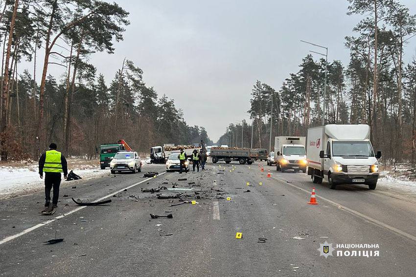 На столичному Гостомельському шосе внаслідок зіткнення мікроавтобуса з вантажівкою загинув чоловік (фото)