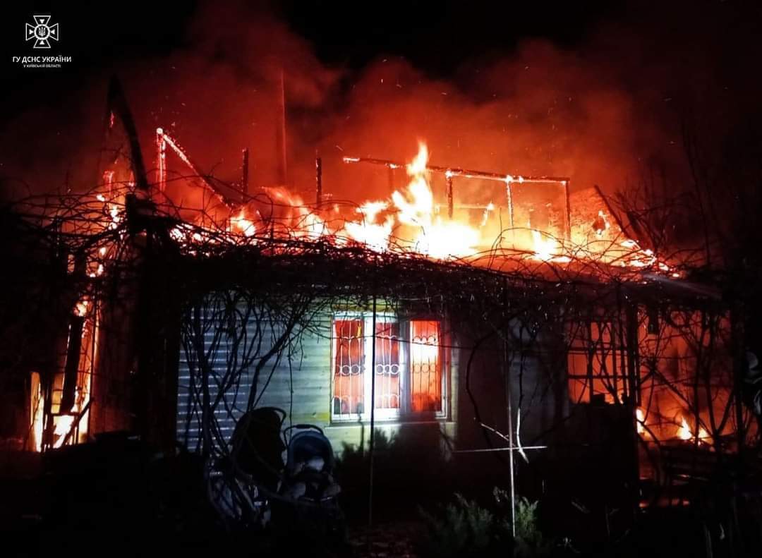 На Макарівщині з палаючого будинку врятували людей, серед яких були діти