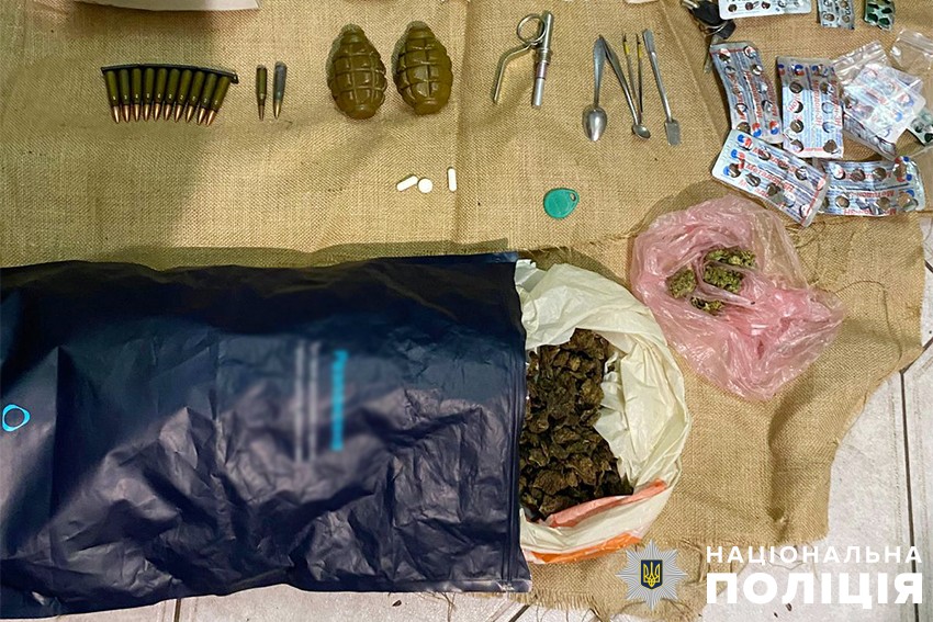 Столичні правоохоронці затримали 50-річного киянина, який налагодив збут зброї, вибухівки та наркотиків через поштові відправлення (відео)