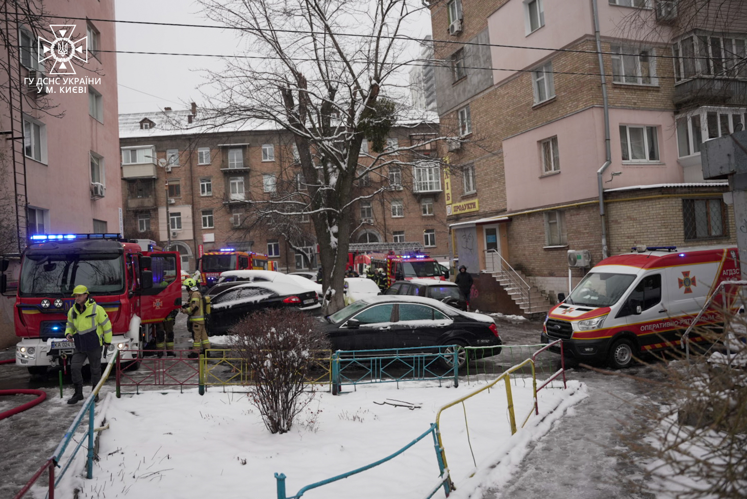 У Шевченківському районі Києва при пожежі в багатоповерхівці евакуювали 2 дорослих та 2 дітей (фото)