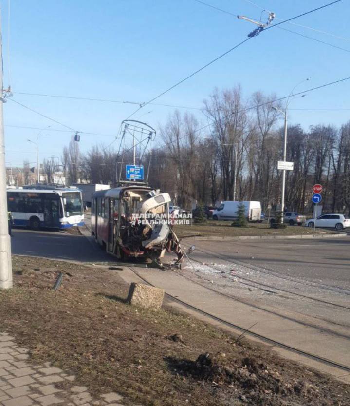 У Києві на перехресті вулиці Гавела та проспекту Любомира Гузара вантажівка на повному ходу влетіла у трамвай