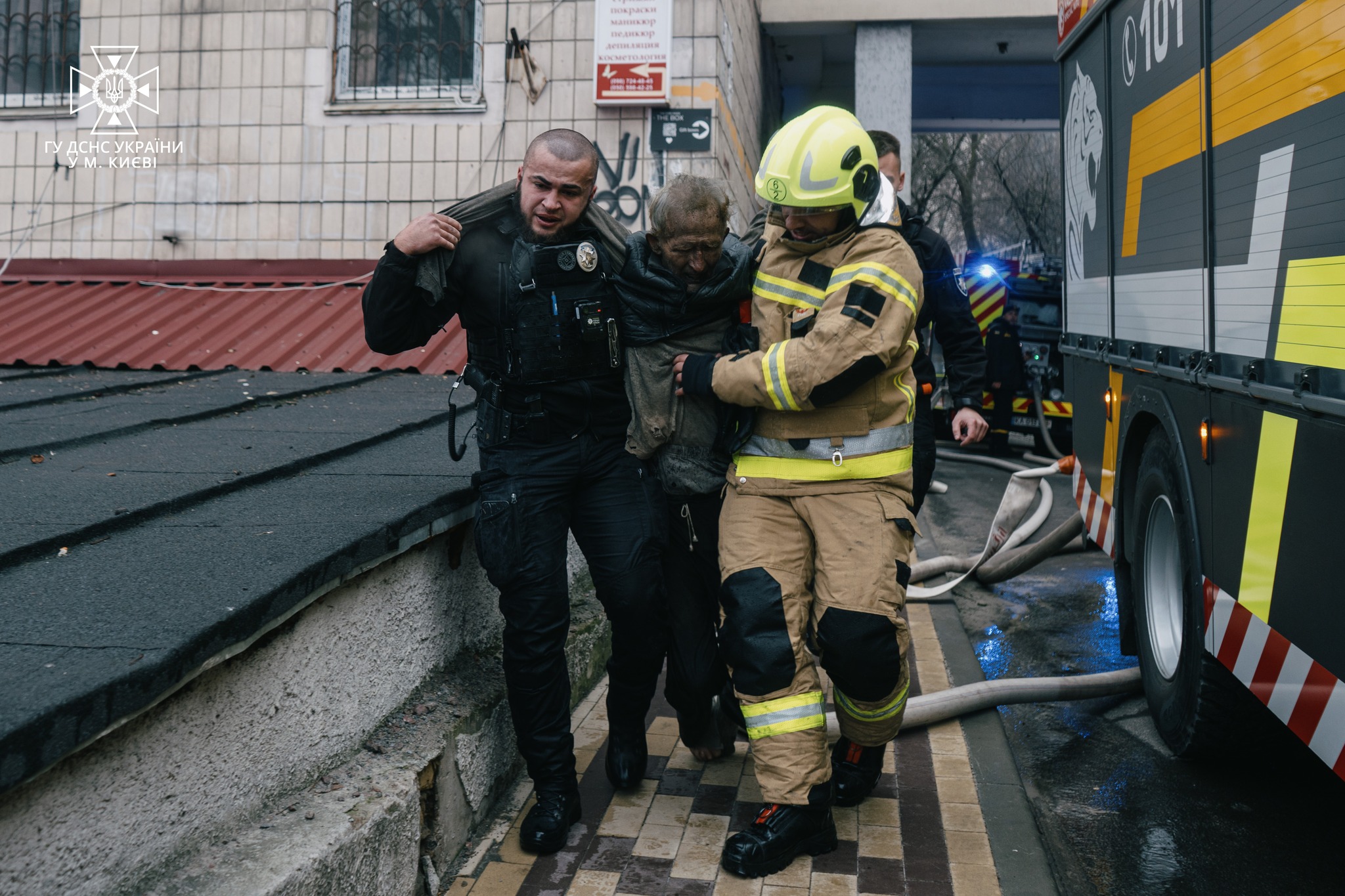 На столичній Татарці під час пожежі в багатоповерхівці врятували дідуся (фото)