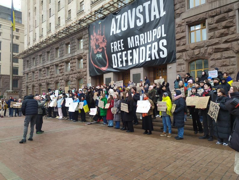 “Гроші на ЗСУ”: У Києві громадяни вийшли до КМДА на черговий мітинг