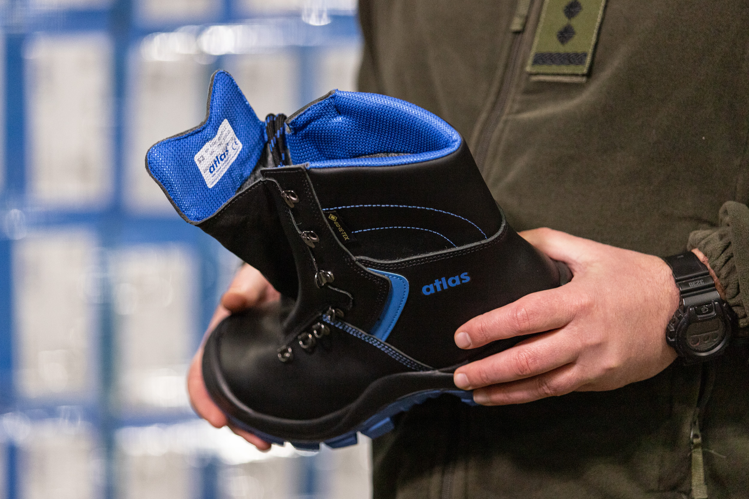Німеччина передала понад 3 тисячі пар взуття для киян, які проходять службу в ЗСУ