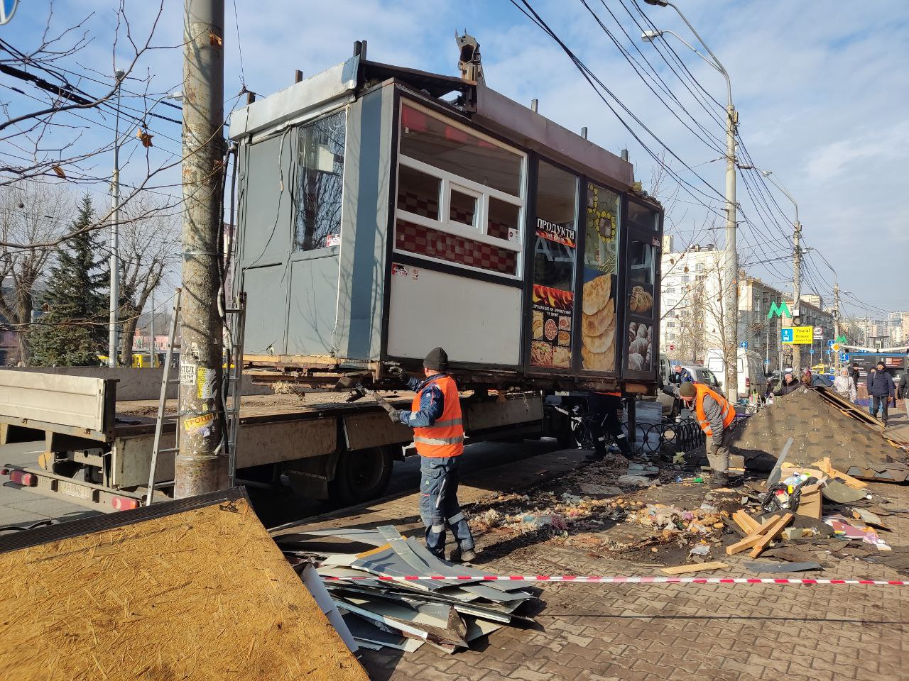 Столичні комунальники прибирали з вулиць майже 900 незаконно встановлених МАФів та елементів благоустрою (фото)