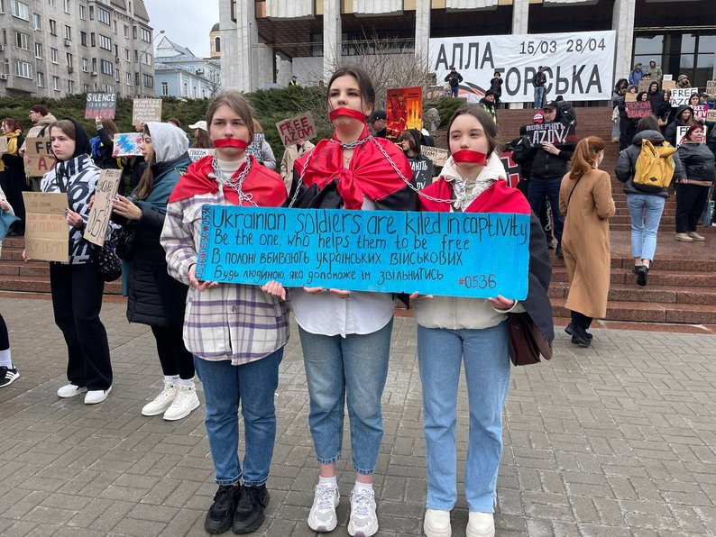 “Не мовчи. Полон вбиває”: у центрі Києва вчергове провели акцію на підтримку військовополонених