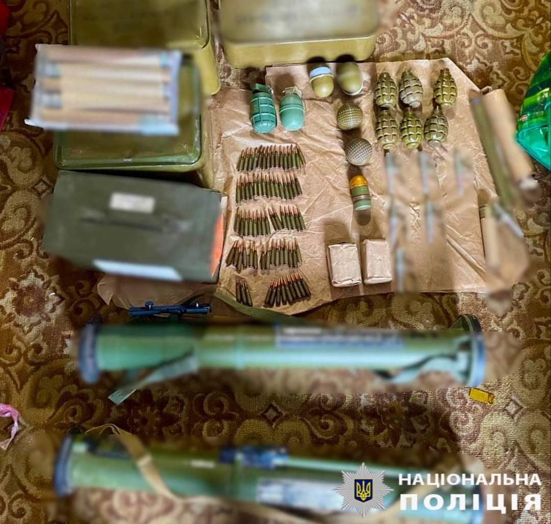 На Броварщині чоловік отримав підозру за незаконне зберігання вдома гранат, гранатометів та понад 1200 набоїв