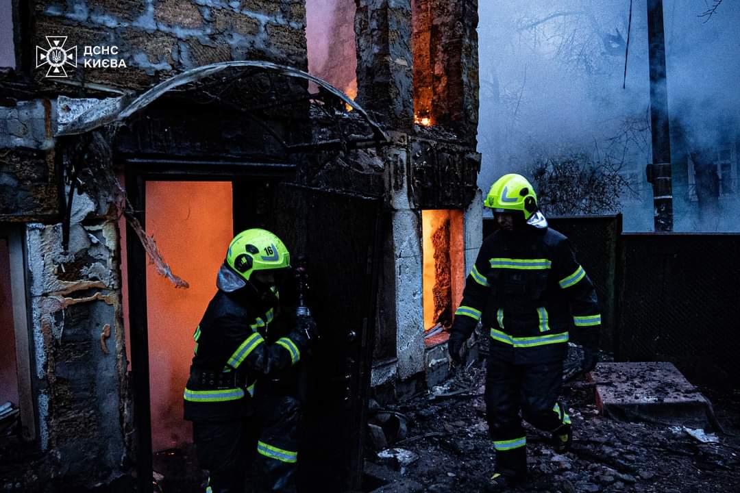 У ході гасіння пожежі у Дніпровському районі столиці рятувальники виявили тіло