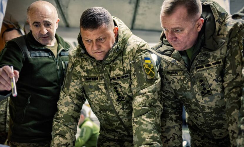 Зеленський повідомив, що провів заміну головокомандувача та низки генералів ЗСУ для покращення ситуації на фронті, - ЗМІ