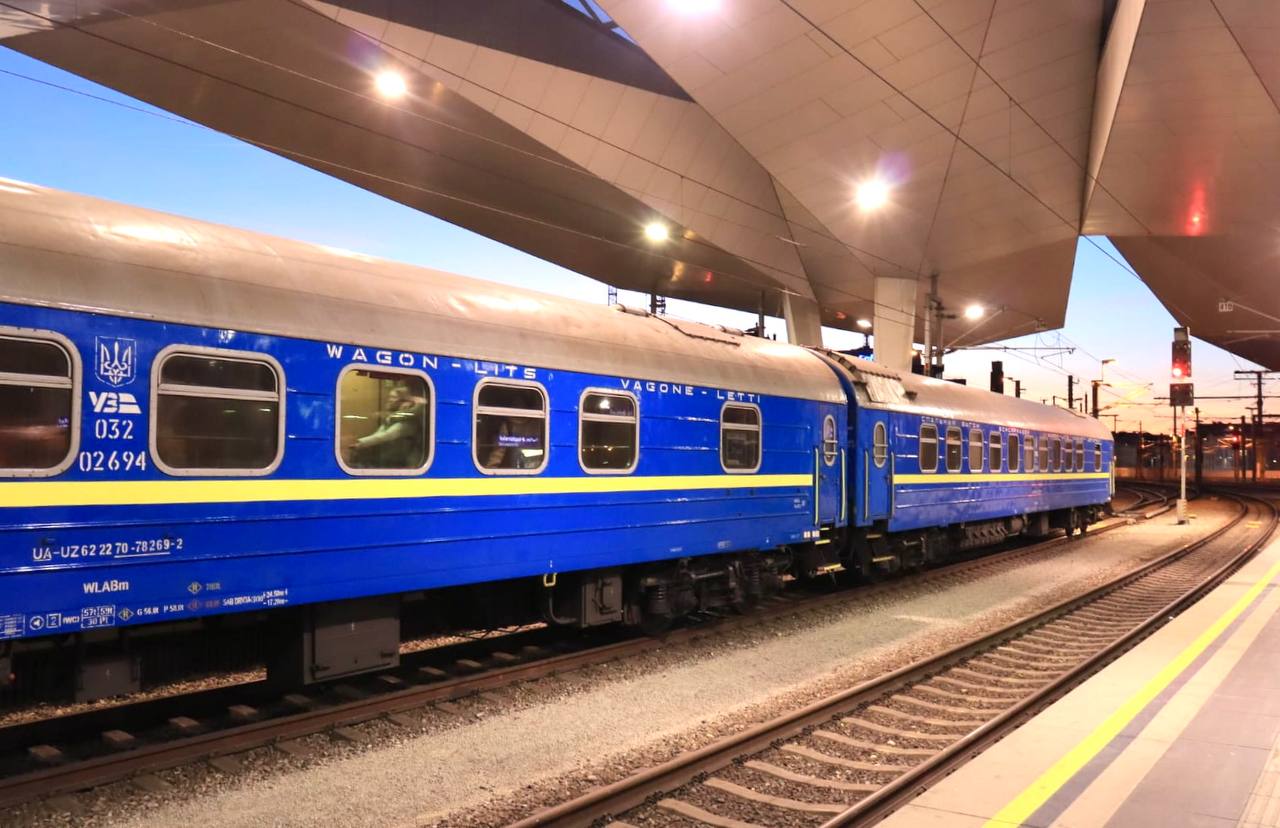 “Укрзалізниця” призупинила продаж квитків на прямий потяг з Києва до Відня через продаж онлайн-квитків до Австрії та Угорщини