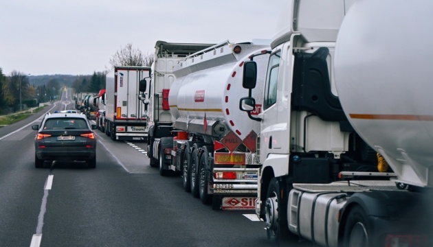 У Польщі на кордоні з Україною в черзі стоять 2300 вантажівок