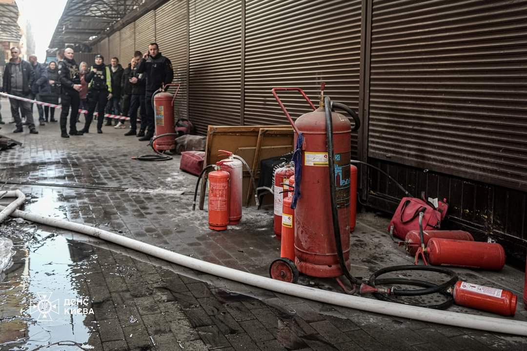 У Святошинському районі столиці сталалася пожежа на ринку (фото)